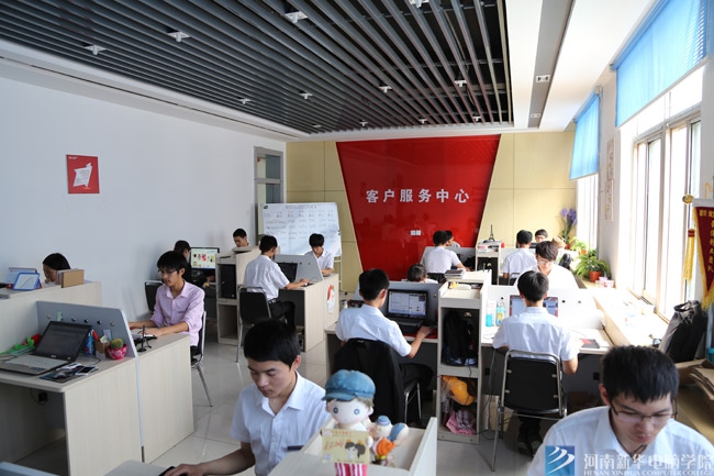 河南新華電腦學(xué)院淘寶創(chuàng)業(yè)中心的學(xué)生實訓(xùn)中.jpg