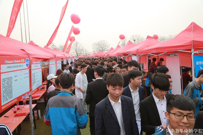 河南新華定期校園招聘會 幫助學(xué)子就業(yè)