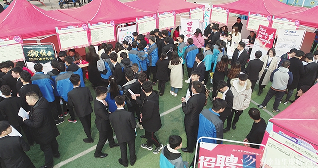 河南新華舉行第十六屆大型校園招聘會暨人才培養(yǎng)基地授牌儀式 (12).jpg